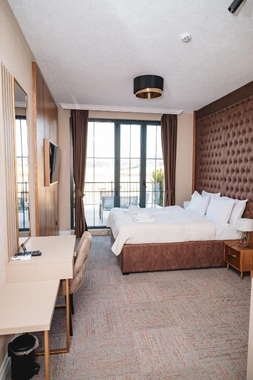 Room with balcony overlooking the Durmitor landscape at Hotel Falcon